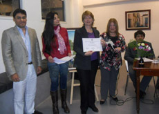La autora exhibe el diploma que le entregaron las autoridades de la Comuna 14.