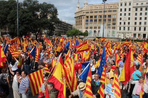 Miles de personas se manifiestan en Barcelona contra la independencia ...