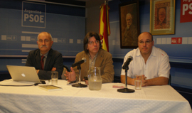 Antonio Izquierdo y los miembros de la Ejecutiva local del PSOE, Guillermo García Suárez y Daniel Barreiro, durante la charla.