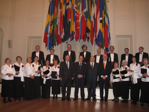 El Coro con José Alberto Sanchis, Jorge Hevia, José Miguel Insulza (secretario general de la OEA) y Ramón Gil Casares.