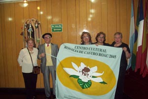 Integrantes del C. C. Rosalía de Castro posan con la bandera de la institución.