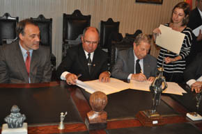 José María García y José Villar, presidentes de ‘La Española’, firman el convenio.