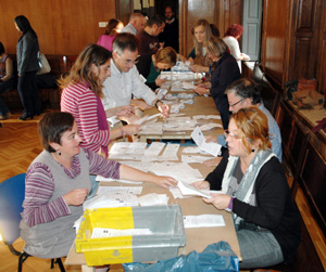 Escrutinio del voto emigrante en la Junta Electoral de Pontevedra el lunes 29 de octubre.
