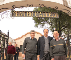 El presidente del Centro, Faustino Pereira y el vicepresidente Manuel López, con el intendente José Corral (centro), nieto de gallegos.