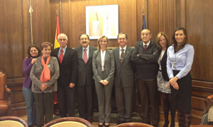 Marina del Corral y Aurelio Miras Portugal con los miembros de la Comisión Permanente del CGCEE.