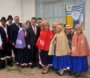 El presidente Paulino Rivero y el viceconsejero Cándido Padrón con descendientes de canarios en Uruguay.
