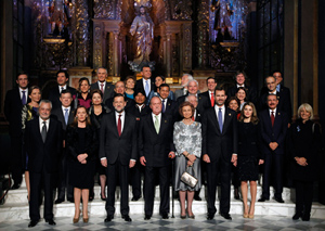 Foto de familia de los Reyes de España, los Príncipes y el matrimonio Rajoy con los asistentes a la Cumbre, el presidente de la Junta, José Antonio Griñán, y la alcaldesa de Cádiz, Teófila Martínez, en el Oratorio de San Felipe Neri.