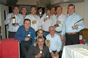 Los ganadores de trofeos, directivos del Club Español de Golf y del Centro Gallego de Londres.