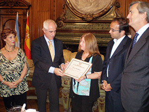 Miras recibe el diploma de manos de María Amelia Alonso.