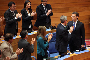 El ya reelegido presidente de la Xunta, Alberto Núñez Feijóo, recibe el aplauso de los conselleiros en funciones y de los parlamentarios del PPdeG.