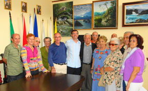 Carlos Manuel Moyano, en el centro con camisa clara, con directivos de entidades españolas en la Casa Canaria.