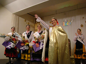 La Reina, Daiana Peral, y el resto de las elegidas saludan al público.