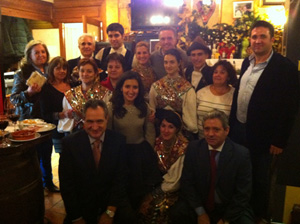 Los grupos y el presidente con el hostelero y representantes de Telemadrid.