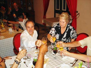 El embajador, Juan Francisco Montalbán, y la presidenta del Comité Gestor de los Madrileños en Cuba, María C. Rico Martín, en el brindis por el nuevo año.