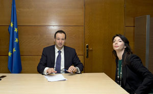 El consejero de Presidencia, Guillermo Martínez, y la directora de ‘Compromiso Asturias XXI’, Rosa Vivas.