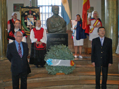 La Blunda y Vila Alén depositaron una ofrenda floral al pie del busto de Castelao situado en la entrada de la entidad.