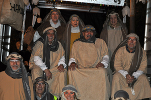 Varios socios acompañaron la Cabalgata de Reyes en una carroza.