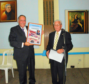 El viceconsejero de Acción Exterior del Gobierno canario, Cándido Padrón, recibe el título de Socio de Honor de manos de Carmelo González.