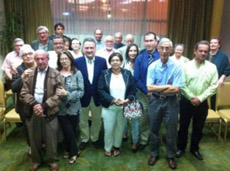 Alfredo Prada con un grupo de afiliados del PP en Costa Rica.