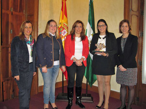 Sonia Ferrer, la hija de Juana Mª Sánchez, Susana Díaz, Ángeles Martínez y María Sol Calzado.