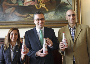Marta Poggio, Sergio Matos y Elías Rosales presentaron la edición especial de la botella de Dorada y las demás acciones de la Compañía Cervecera de Canarias.
