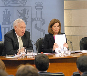 José Manuel García-Margallo y Soraya Sáenz de Santamaría en la rueda de prensa tras la reunión del Consejo de Ministros del viernes 1 de marzo.