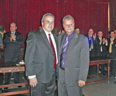 El nuevo presidente, Javier Medina (izquierda), recibe la felicitación del presidente saliente, José Miguel Pérez.