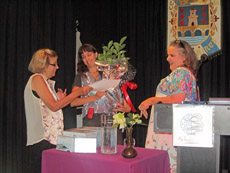 Herbas de Prata premió a tres mujeres por su labor en favor de la difusión de la cultura gallega.