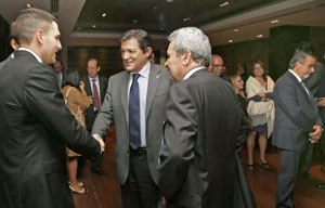 El presidente asturiano, Javier Fernández, con empresarios en Colombia.