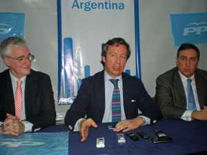 José Manuel Rodríguez, Carlos Floriano y José Ramón García Hernández en la rueda de prensa en la sede del PP en Buenos Aires.