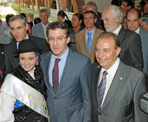 El presidente de la Xunta, Alberto Núñez Feijóo, a su llegada al Centro Gallego de México acompañado por el presidente de la entidad, Luis Piñeiro (derecha).
