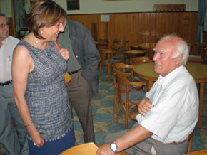 Serrano dialoga con un emigrante en el Centro Asturiano de Necochea.