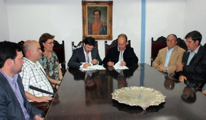 Miranda firma tres convenios en Caracas y otro en Valencia a favor ...