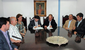 Antonio Rodríguez Miranda y el presidente de la Hermandad Gallega de Venezuela, Antonio Piñón, firmaron los tres convenios.