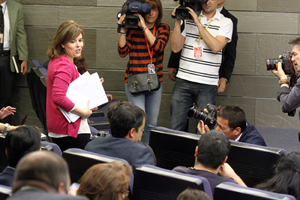 La vicepresidenta del Gobierno, Soraya Sáenz de Santamaría, a su llegada a la rueda de prensa tras el Consejo de Ministros.