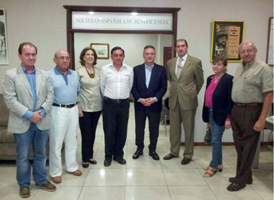 Alfredo Prada, en el centro, con al directiva de la Sociedad Española de Beneficencia de Guayaquil.