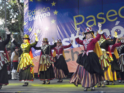 El grupo de danzas del Hogar Canario Venezolano destacó por la alegría y ritmo de sus participantes.