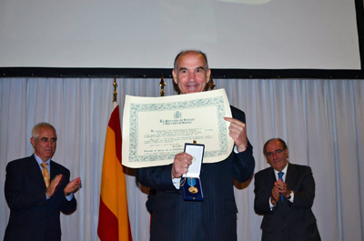 El presidente del Estadio Español de Las Condes, Jorge Cacho, con la Medalla de la Emigración y el diploma acreditativo.