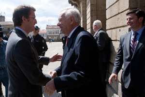Alberto Núñez Feijóo saluda al ministro José Manuel García-Margallo en el Obradoiro.