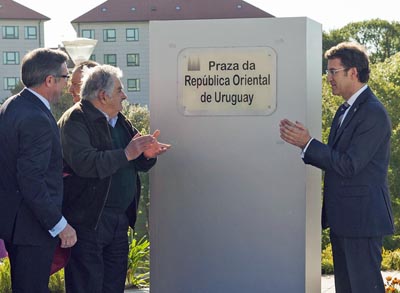 El alcalde de Santiago, Ángel Currás, el presidente uruguayo José Mújica y el titular de la Xunta de Galicia, Alberto Núñez Feijóo.