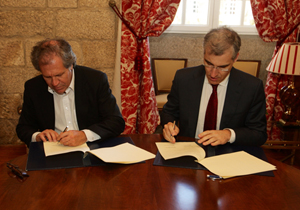 El conselleiro de Economía e Industria, Francisco Conde, y el ministro de Relaciones Exteriores de Uruguay, Luis Almagro, firmaron el convenio.