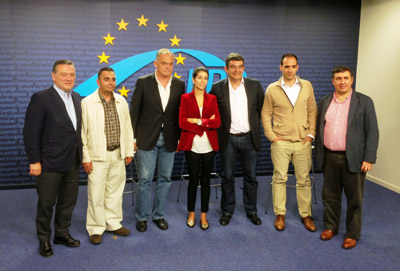 Alfredo Prada, primero por la izquierda, y Esteban González Pons, tercero por la izquierda, con el resto de participantes en el debate.