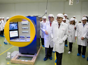 El presidente de la Junta visitó la fábrica de Fujitsu en Málaga con motivo del 40º aniversario de su presencia en España.