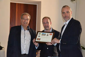 El jefe del Servicio de Relaciones con las Comunidades Andaluzas, Antonio Ramos (centro), y Víctor Bellido (dcha.), también de Comunidades Andaluzas, posaron con el presidente de la entidad, José Antonio Alonso.