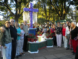 Miembros de la entidad junto a la Cruz en la Plaza Rivadavia de la ciudad de Córdoba.
