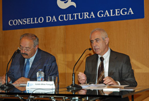 El presidente del Consello da Cultura Galega, Ramón Villares, y el director general de Migraciones, Aurelio Miras Portugal.