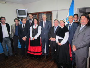 El conselleiro posa con directivos y socios en su visita al Centro Gallego de Perú.