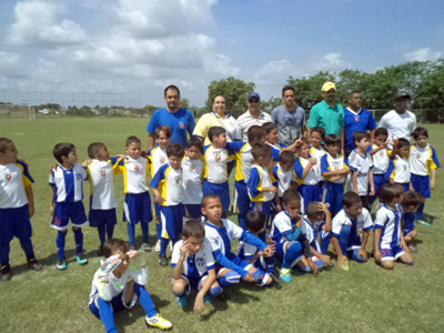 Directivos y el equipo infantil del Casa Canaria F. C.