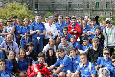 Alberto Núñez Feijóo con los jóvenes del Programa ‘Conecta con Galicia 2013’.