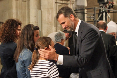 Los Príncipes de Asturias saludaron una a una a todas las familias de las víctimas del accidente.